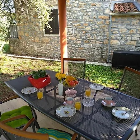 Nyaraló Kuca Lilla *