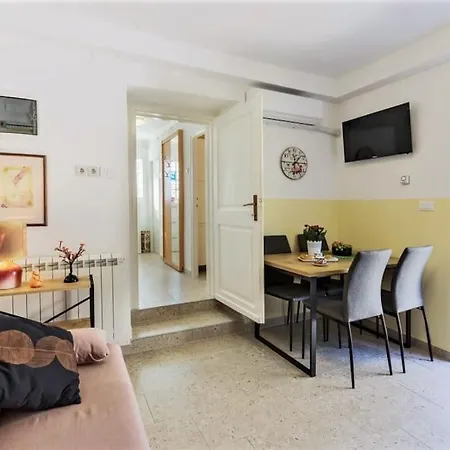 Holiday home Kuca Lilla *