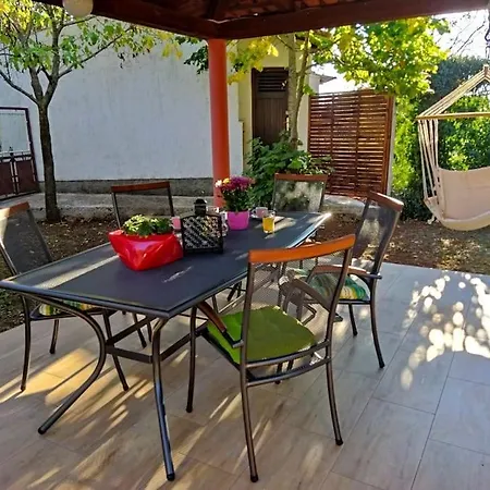 Holiday home Kuca Lilla