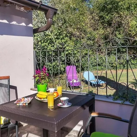 Holiday home Kuca Lilla *