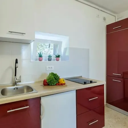 Holiday home Kuca Lilla *