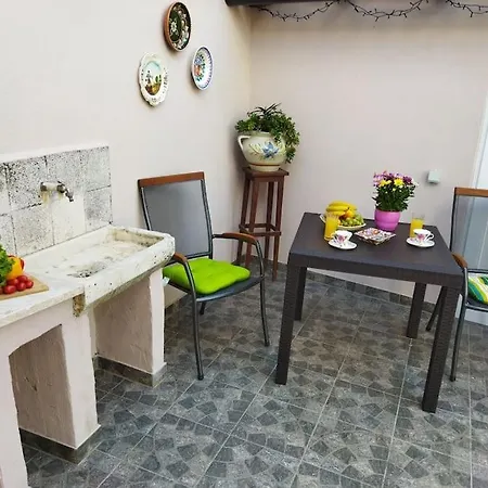 Kuca Lilla Holiday home Loborika