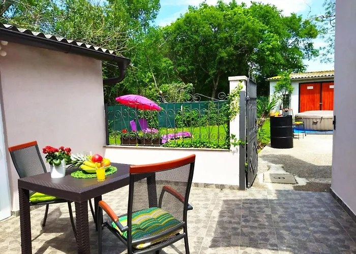 Kuca Lilla * Loborika